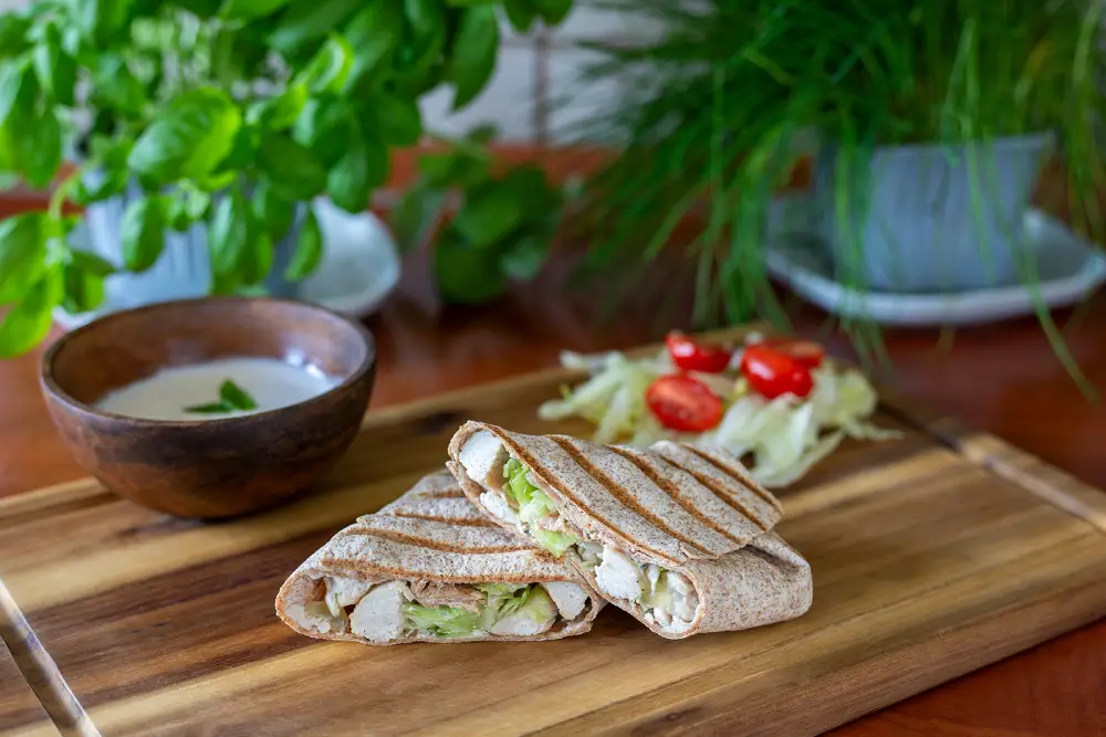 Celozrnná tortilla s krůtím masem a tvarůžky